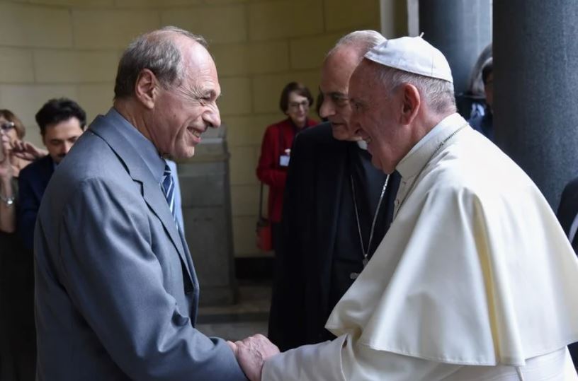 En 2019, Raúl Zaffaroni saludó al Papa Francisco en la Cumbre Panamericana de jueces sobre Derechos Sociales y Doctrina Franciscana. Foto: Victor Sokolowicz